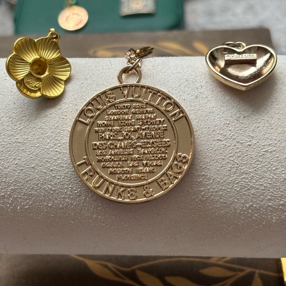 CHANEL Black and Gold Floral Pendant OR CHANEL Heart with White Camilla Floral s - Picture 5 of 5